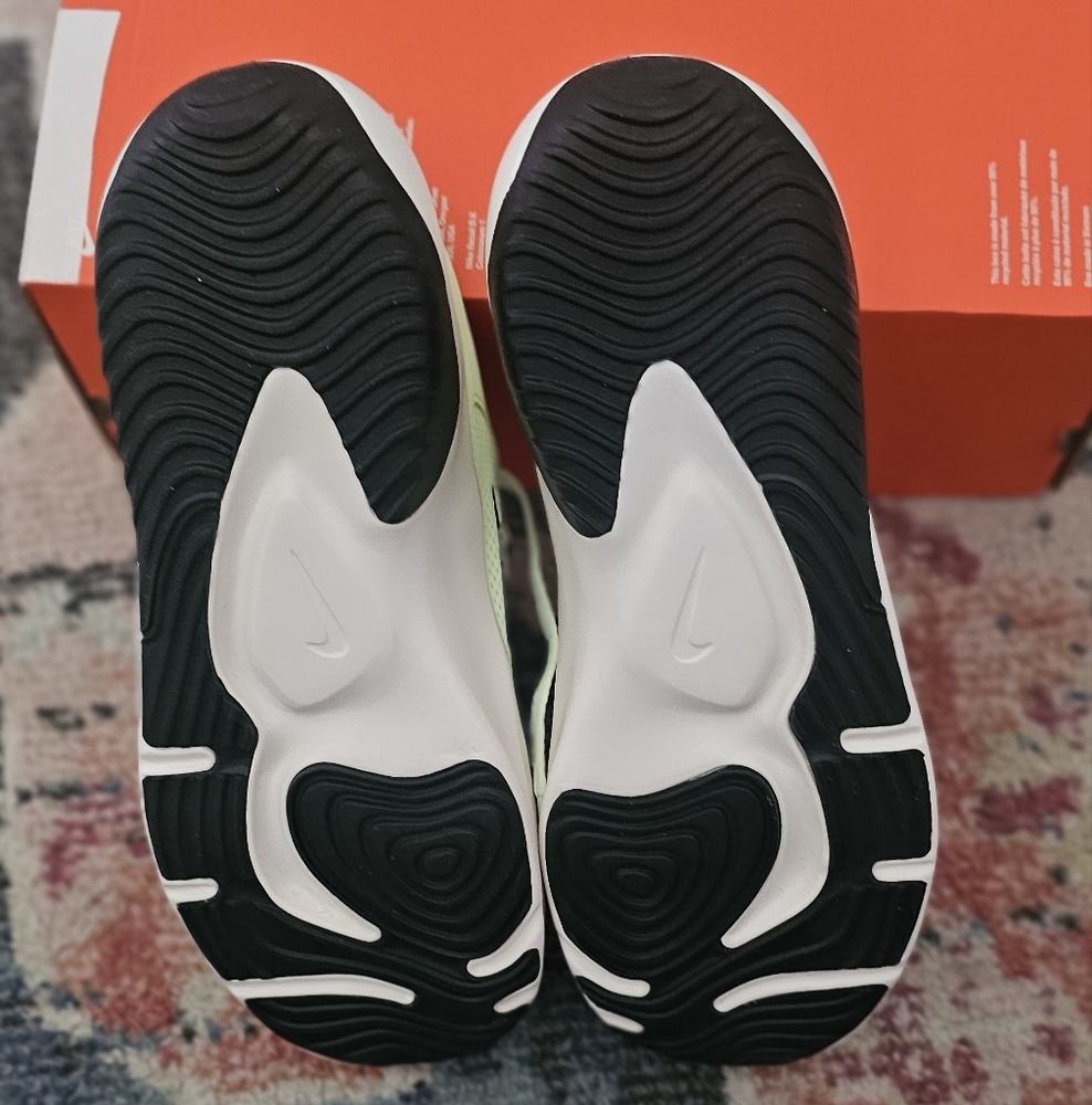 New Nike Legend Essential 3 Men Run Size 11.5 C27 - Picture 5 of 6